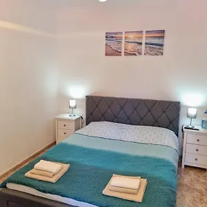 newly-decorated-close-to-beach.es-andalucia.com/